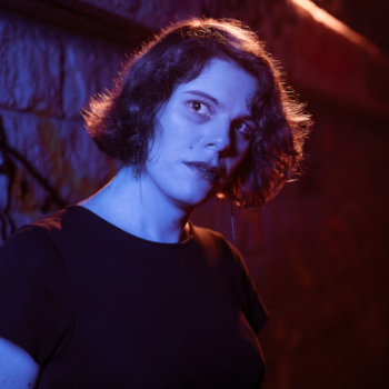 Portrait de Julia Popek. Cadrage de tête. Elle regarde la caméra.